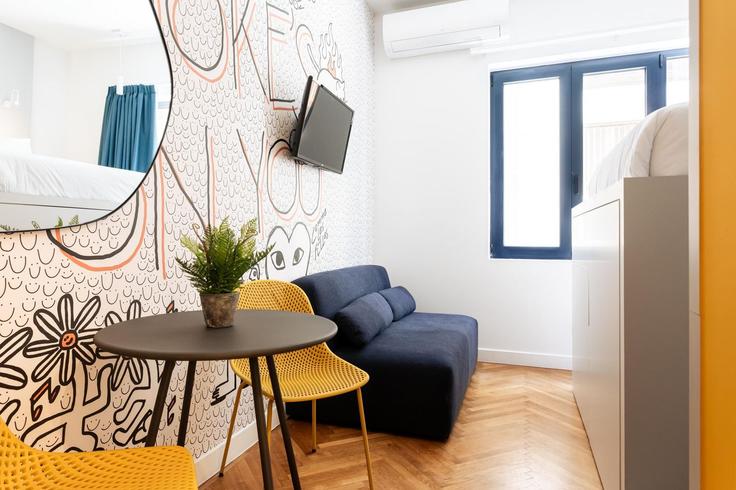 Elegant gestaltetes Wohnzimmer mit moderner Einrichtung in einer Wohnung im Building Georgiou Gennadiou - zoialiving - 1038707 - ATH in Central Athens, Athens