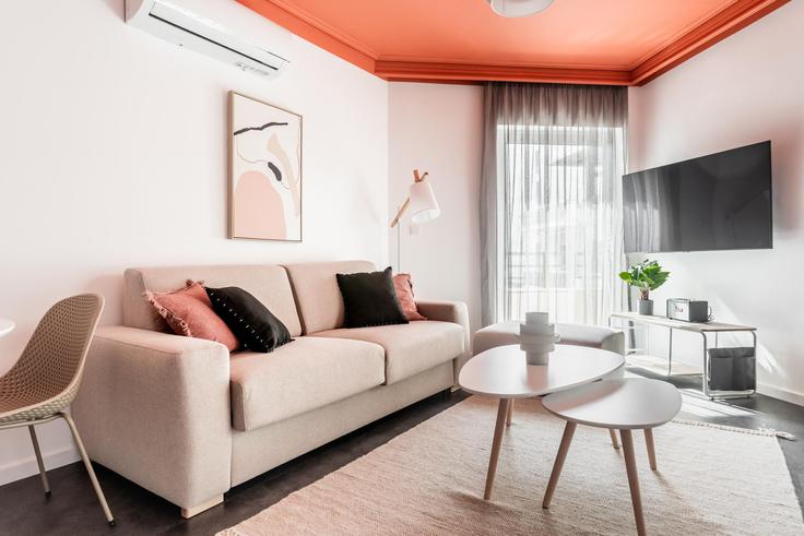 Central Athens, Athens에 위치한 Building Asklipiou - zoialiving - 1038736 - ATH 아파트의 세련된 인테리어가 돋보이는 거실