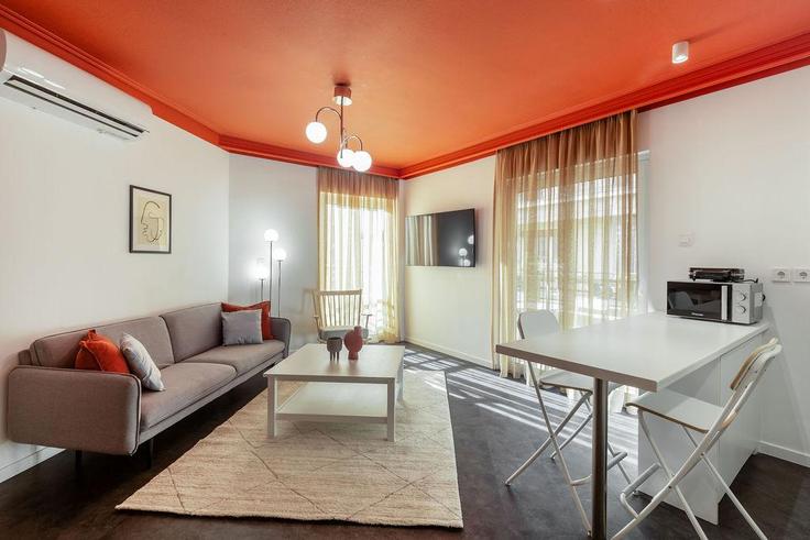 Central Athens, Athens에 위치한 Building Asklipiou - zoialiving - 1038727 - ATH 아파트의 세련된 인테리어가 돋보이는 거실 Central Athens, Athens에 위치한 Building Asklipiou - zoialiving - 1038727 - ATH 아파트의 세련된 인테리어가 돋보이는 거실