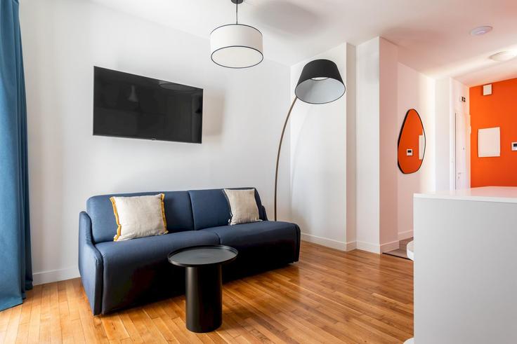 Elegant gestaltetes Wohnzimmer mit moderner Einrichtung in einer Wohnung im Building Georgiou Gennadiou - zoialiving - 1038717 - ATH in Central Athens, Athens