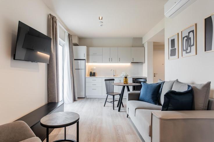 Elegante sala de estar con mobiliario moderno en un apartamento en Building Xirogianni - zoialiving - 1299431 - ATH en Central Athens, Athens Elegante sala de estar con mobiliario moderno en un apartamento en Building Xirogianni - zoialiving - 1299431 - ATH en Central Athens, Athens