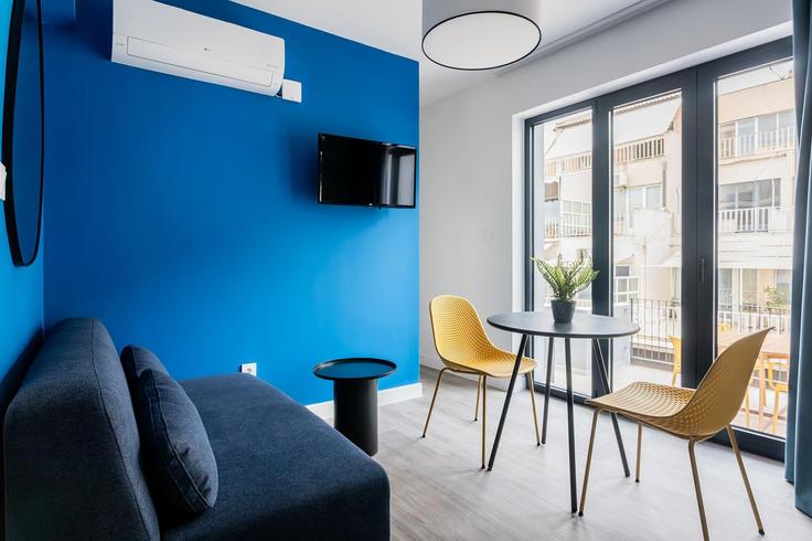 Elegant gestaltetes Wohnzimmer mit moderner Einrichtung in einer Wohnung im Building Georgiou Gennadiou - zoialiving - 1038689 - ATH in Central Athens, Athens