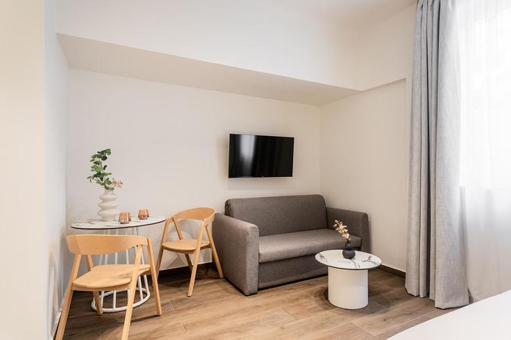 Building Kleomenous - zoialiving - 1299454 - ATH adresindeki bir dairede modern mobilyalarla zarif bir şekilde tasarlanmış oturma odası Central Athens, Athens