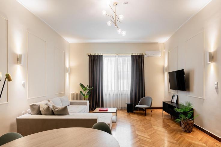Central Athens, Athens에 위치한 Building Dinokratous - zoialiving - 1038698 - ATH 아파트의 세련된 인테리어가 돋보이는 거실 Central Athens, Athens에 위치한 Building Dinokratous - zoialiving - 1038698 - ATH 아파트의 세련된 인테리어가 돋보이는 거실
