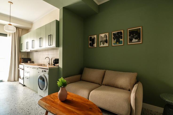 Salle de séjour élégante avec mobilier moderne dans un appartement à Building Empedokleous - zoialiving - 1299474 - ATH à Central Athens, Athens