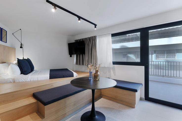 Elegant gestaltetes Wohnzimmer mit moderner Einrichtung in einer Wohnung im Building Charitos - zoialiving - 1299507 - ATH in Central Athens, Athens Elegant gestaltetes Wohnzimmer mit moderner Einrichtung in einer Wohnung im Building Charitos - zoialiving - 1299507 - ATH in Central Athens, Athens
