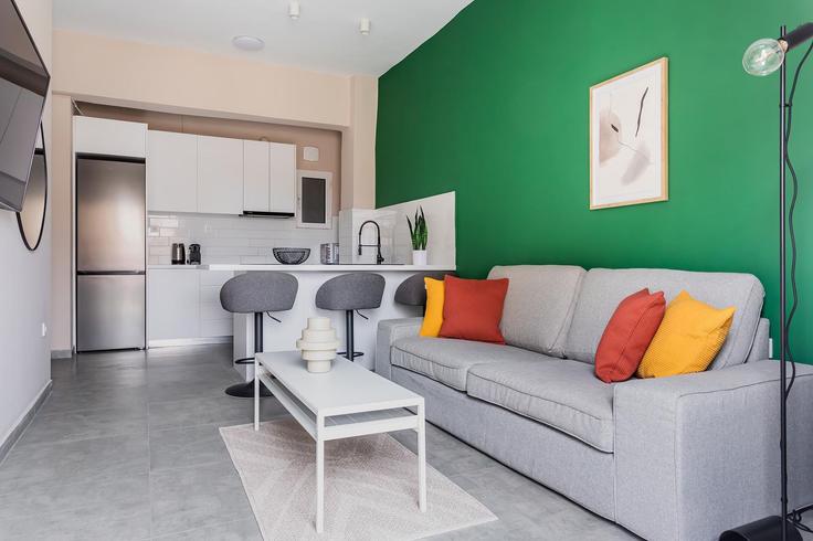 Sala de estar elegantemente projetada com móveis modernos em um apartamento no Building Paggeou - zoialiving - 1299496 - ATH em Central Athens, Athens Sala de estar elegantemente projetada com móveis modernos em um apartamento no Building Paggeou - zoialiving - 1299496 - ATH em Central Athens, Athens