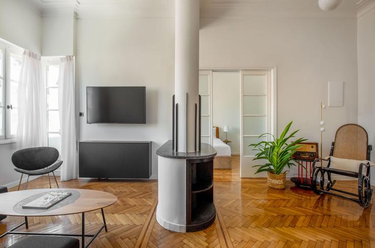 Elegant gestaltetes Wohnzimmer mit moderner Einrichtung in einer Wohnung im Building Metsovou - zoialiving - 1038746 - ATH in Central Athens, Athens Elegant gestaltetes Wohnzimmer mit moderner Einrichtung in einer Wohnung im Building Metsovou - zoialiving - 1038746 - ATH in Central Athens, Athens