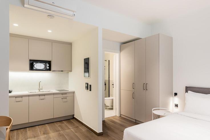 Cozinha funcional e elegante com equipamentos de última geração em apartamento de alto padrão no Building Kleomenous - zoialiving - 1299449 - ATH em Central Athens, Athens