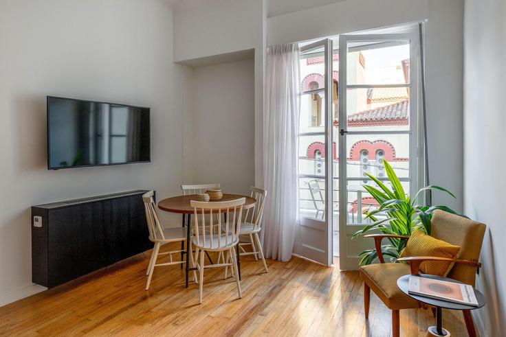 Esstisch mit stilvollen Stühlen in einer Wohnung im Building Metsovou - zoialiving - 1038682 - ATH in Central Athens, Athens Esstisch mit stilvollen Stühlen in einer Wohnung im Building Metsovou - zoialiving - 1038682 - ATH in Central Athens, Athens