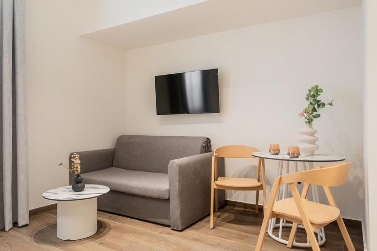 Salle de séjour élégante avec mobilier moderne dans un appartement à Building Kleomenous - zoialiving - 1299456 - ATH à Central Athens, Athens Salle de séjour élégante avec mobilier moderne dans un appartement à Building Kleomenous - zoialiving - 1299456 - ATH à Central Athens, Athens