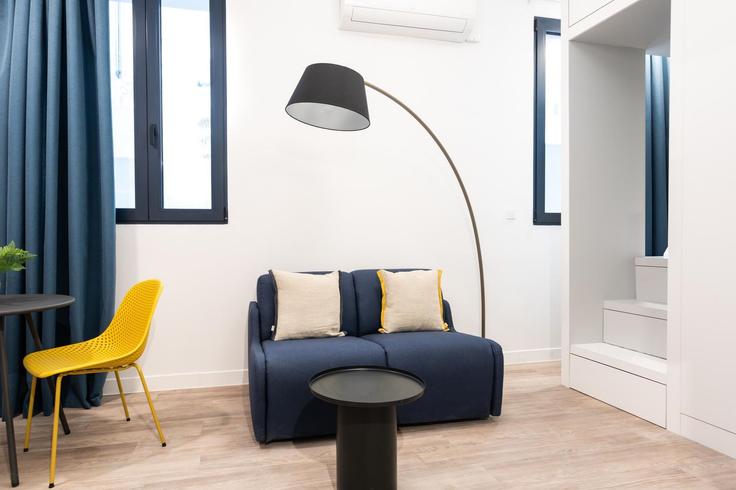 Elegant gestaltetes Wohnzimmer mit moderner Einrichtung in einer Wohnung im Building Georgiou Gennadiou - zoialiving - 1038700 - ATH in Central Athens, Athens