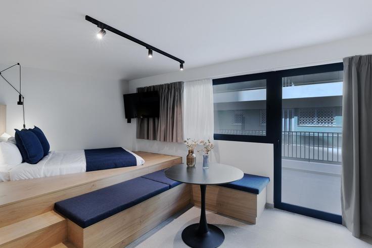 Elegant gestaltetes Wohnzimmer mit moderner Einrichtung in einer Wohnung im Building Charitos - zoialiving - 1299506 - ATH in Central Athens, Athens Elegant gestaltetes Wohnzimmer mit moderner Einrichtung in einer Wohnung im Building Charitos - zoialiving - 1299506 - ATH in Central Athens, Athens