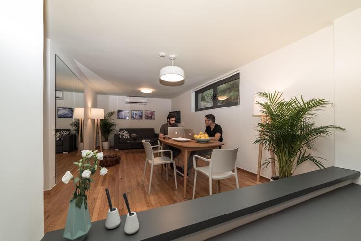 Central Athens, Athens 소재 Building Kosma Melodou - zoialiving - 1038752 - ATH 유닛에 마련된, 현대적인 가구로 꾸며진 우아한 디자인의 거실 Central Athens, Athens 소재 Building Kosma Melodou - zoialiving - 1038752 - ATH 유닛에 마련된, 현대적인 가구로 꾸며진 우아한 디자인의 거실