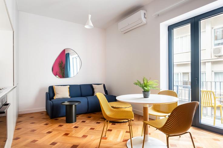 Athens Central AthensのBuilding Georgiou Gennadiou - zoialiving - 1038731 - ATHのアパートメントにある、モダンな家具を備えたエレガントなデザインのリビングルーム