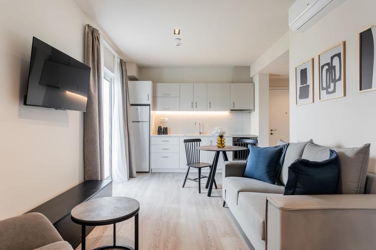 Salle de séjour élégante avec mobilier moderne dans un appartement à Building Xirogianni - zoialiving - 1299434 - ATH à Central Athens, Athens Salle de séjour élégante avec mobilier moderne dans un appartement à Building Xirogianni - zoialiving - 1299434 - ATH à Central Athens, Athens