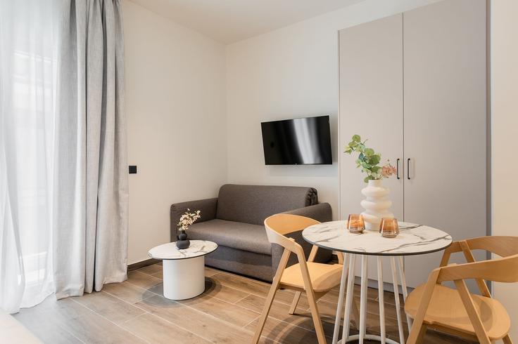 Central Athens, Athens에 위치한 Building Kleomenous - zoialiving - 1299446 - ATH 유닛의 세련된 인테리어가 돋보이는 거실 Central Athens, Athens에 위치한 Building Kleomenous - zoialiving - 1299446 - ATH 유닛의 세련된 인테리어가 돋보이는 거실