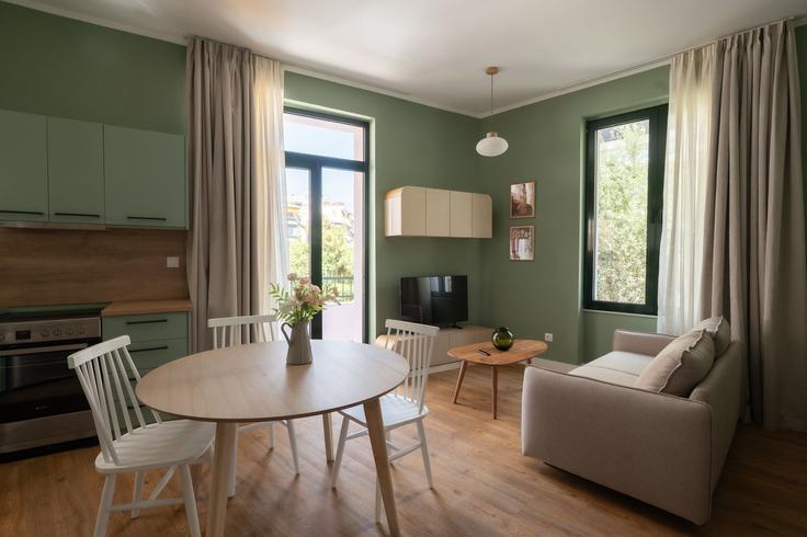 Elegante sala de estar con mobiliario moderno en un apartamento en Building Empedokleous - zoialiving - 1038718 - ATH en Central Athens, Athens