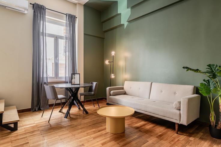 Elegant gestaltetes Wohnzimmer mit moderner Einrichtung in einer Wohnung im Building Dinokratous - zoialiving - 1038703 - ATH in Central Athens, Athens