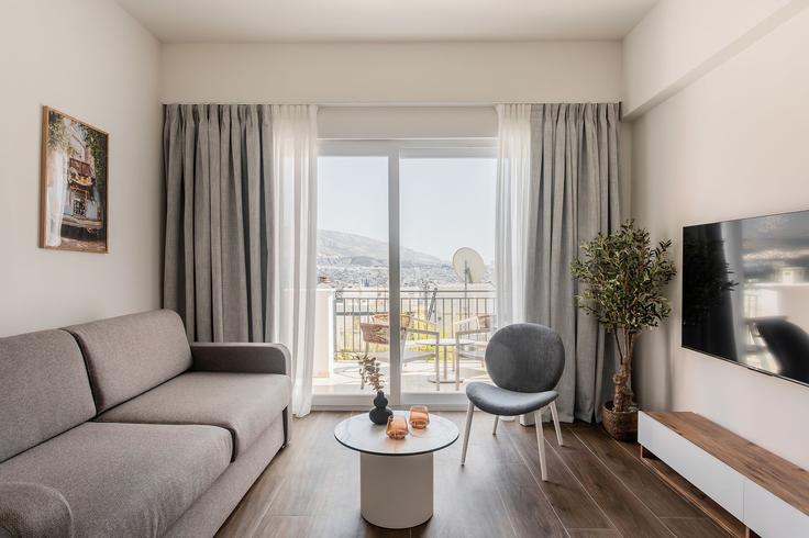 Elegant gestaltetes Wohnzimmer mit moderner Einrichtung in einer Wohnung im Building Kleomenous - zoialiving - 1299439 - ATH in Central Athens, Athens