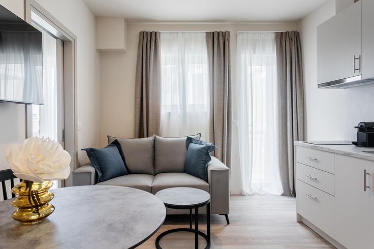 Salle de séjour élégante avec mobilier moderne dans un appartement à Building Xirogianni - zoialiving - 1299432 - ATH à Central Athens, Athens