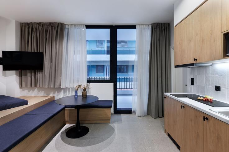 Central Athens, Athens에 위치한 Building Charitos - zoialiving - 1299506 - ATH 유닛의 세련된 인테리어가 돋보이는 거실 Central Athens, Athens에 위치한 Building Charitos - zoialiving - 1299506 - ATH 유닛의 세련된 인테리어가 돋보이는 거실