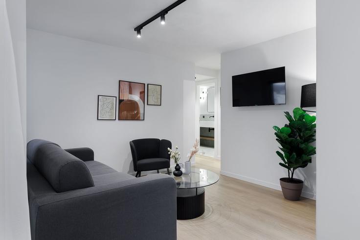 Elegant gestaltetes Wohnzimmer mit moderner Einrichtung in einer Wohnung im Building Charitos - zoialiving - 1038730 - ATH in Central Athens, Athens