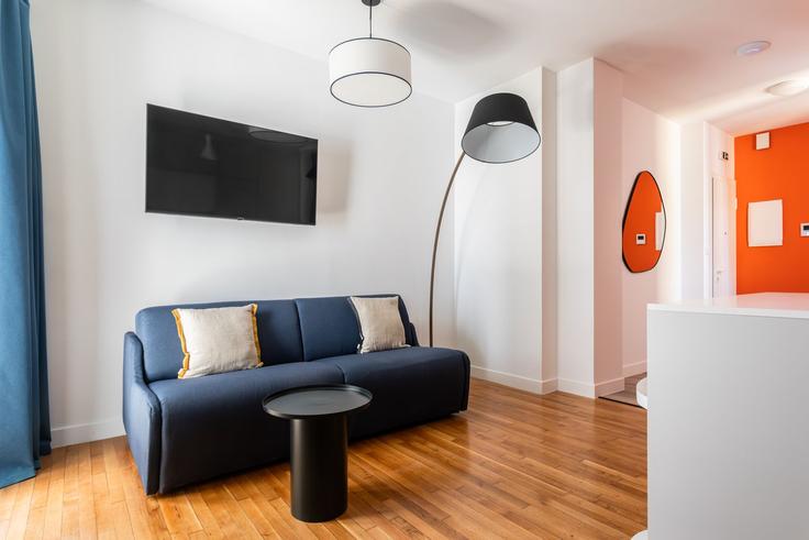 Elegant gestaltetes Wohnzimmer mit moderner Einrichtung in einer Wohnung im Building Georgiou Gennadiou - zoialiving - 1038717 - ATH in Central Athens, Athens Elegant gestaltetes Wohnzimmer mit moderner Einrichtung in einer Wohnung im Building Georgiou Gennadiou - zoialiving - 1038717 - ATH in Central Athens, Athens