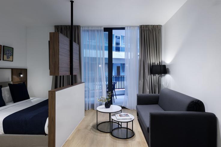 Central Athens, Athens에 위치한 Building Charitos - zoialiving - 1299502 - ATH 유닛의 세련된 인테리어가 돋보이는 거실 Central Athens, Athens에 위치한 Building Charitos - zoialiving - 1299502 - ATH 유닛의 세련된 인테리어가 돋보이는 거실