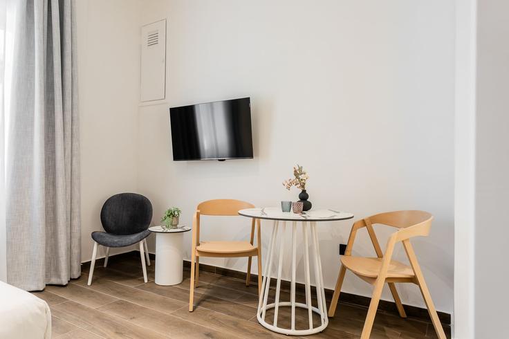 Esstisch mit stilvollen Stühlen in einer Wohnung im Building Kleomenous - zoialiving - 1299457 - ATH in Central Athens, Athens