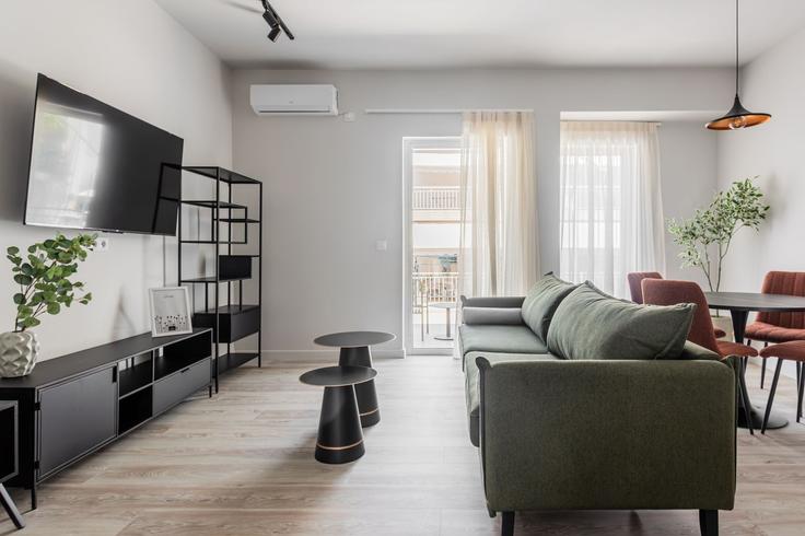 Athens Central AthensのBuilding Agiou Nikolaou - zoialiving - 1299495 - ATHのアパートメントにある、モダンな家具を備えたエレガントなデザインのリビングルーム