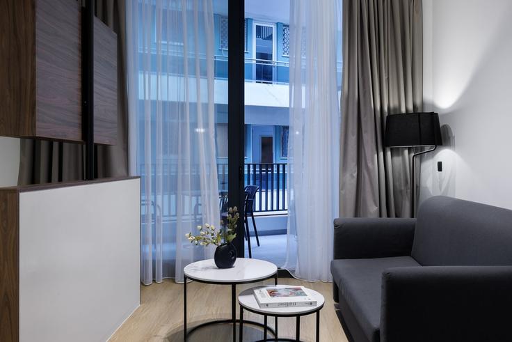 Sala de estar elegantemente projetada com móveis modernos em um apartamento no Building Charitos - zoialiving - 1299508 - ATH em Central Athens, Athens