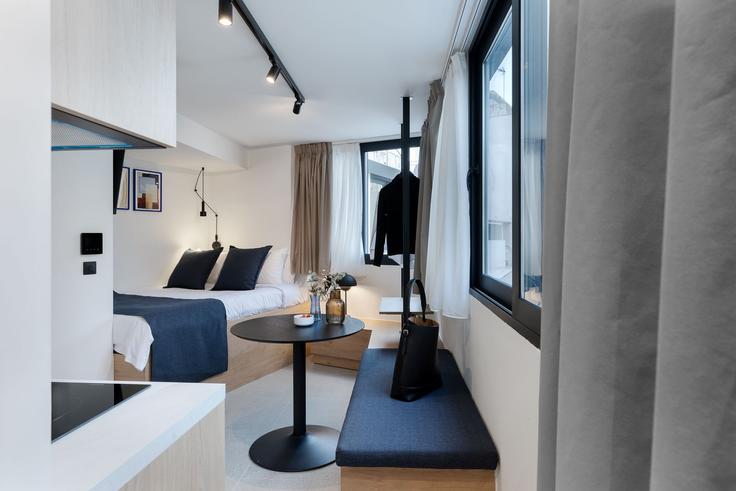 Central Athens, Athens에 위치한 Building Charitos - zoialiving - 1299500 - ATH 유닛의 세련된 인테리어가 돋보이는 거실 Central Athens, Athens에 위치한 Building Charitos - zoialiving - 1299500 - ATH 유닛의 세련된 인테리어가 돋보이는 거실