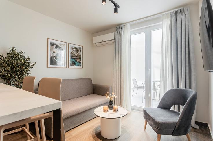 Central Athens, Athens에 위치한 Building Kleomenous - zoialiving - 1299464 - ATH 유닛의 세련된 인테리어가 돋보이는 거실 Central Athens, Athens에 위치한 Building Kleomenous - zoialiving - 1299464 - ATH 유닛의 세련된 인테리어가 돋보이는 거실