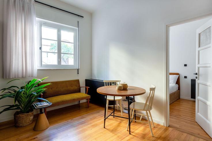 Salle de séjour élégante avec mobilier moderne dans un appartement à Building Metsovou - zoialiving - 1038693 - ATH à Athina, Kentrikos Tomeas Athinon