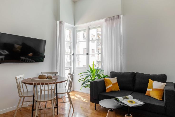 Salle de séjour élégante avec mobilier moderne dans un appartement à Building Metsovou - zoialiving - 1038754 - ATH à Athina, Kentrikos Tomeas Athinon Salle de séjour élégante avec mobilier moderne dans un appartement à Building Metsovou - zoialiving - 1038754 - ATH à Athina, Kentrikos Tomeas Athinon