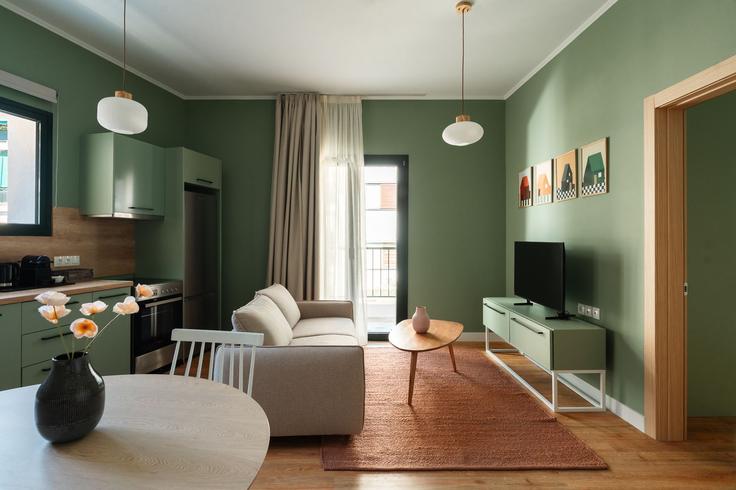 Salle de séjour élégante avec mobilier moderne dans un appartement à Building Empedokleous - zoialiving - 1299469 - ATH à Central Athens, Athens