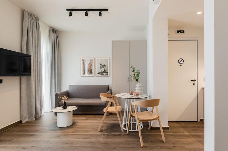 Elegant gestaltetes Wohnzimmer mit moderner Einrichtung in einer Wohnung im Building Kleomenous - zoialiving - 1299442 - ATH in Central Athens, Athens Elegant gestaltetes Wohnzimmer mit moderner Einrichtung in einer Wohnung im Building Kleomenous - zoialiving - 1299442 - ATH in Central Athens, Athens