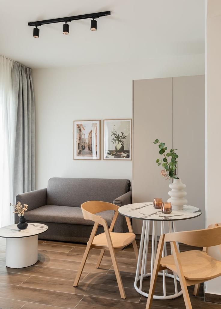 Elegant gestaltetes Wohnzimmer mit moderner Einrichtung in einer Wohnung im Building Kleomenous - zoialiving - 1299448 - ATH in Central Athens, Athens