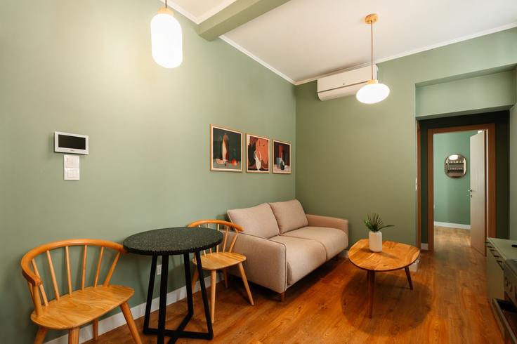Salle de séjour élégante avec mobilier moderne dans un appartement à Building Empedokleous - zoialiving - 1299465 - ATH à Central Athens, Athens