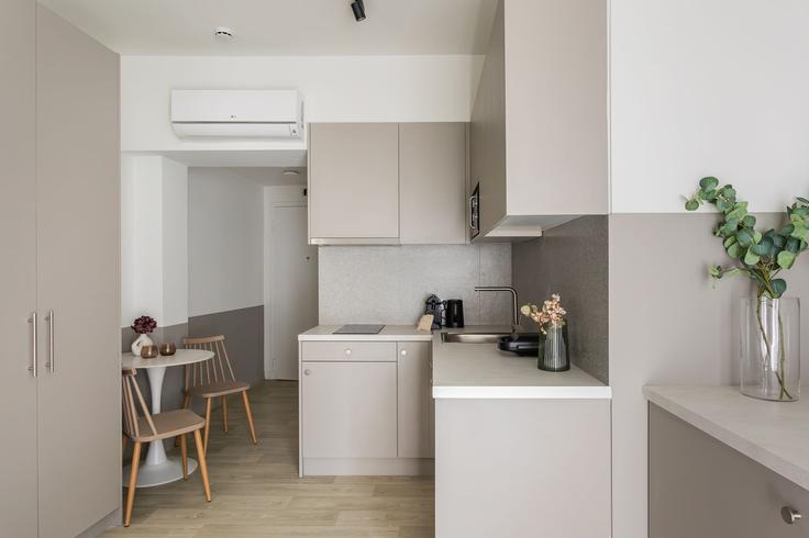 Cozinha funcional e elegante com equipamentos de última geração em apartamento de alto padrão no Building Solonos - zoialiving - 1299475 - ATH em Central Athens, Athens