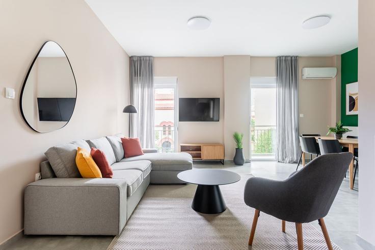Elegante sala de estar con mobiliario moderno en un apartamento en Building Paggeou - zoialiving - 1299498 - ATH en Central Athens, Athens Elegante sala de estar con mobiliario moderno en un apartamento en Building Paggeou - zoialiving - 1299498 - ATH en Central Athens, Athens