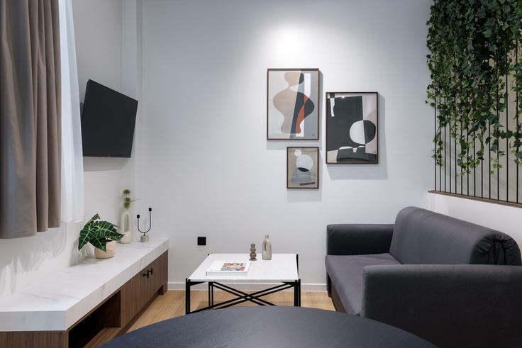Sala de estar elegantemente projetada com móveis modernos em um apartamento no Building Charitos - zoialiving - 1299505 - ATH em Central Athens, Athens