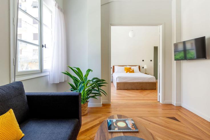 Sala de estar elegantemente projetada com móveis modernos em um apartamento no Building Metsovou - zoialiving - 1038753 - ATH em Athina, Kentrikos Tomeas Athinon