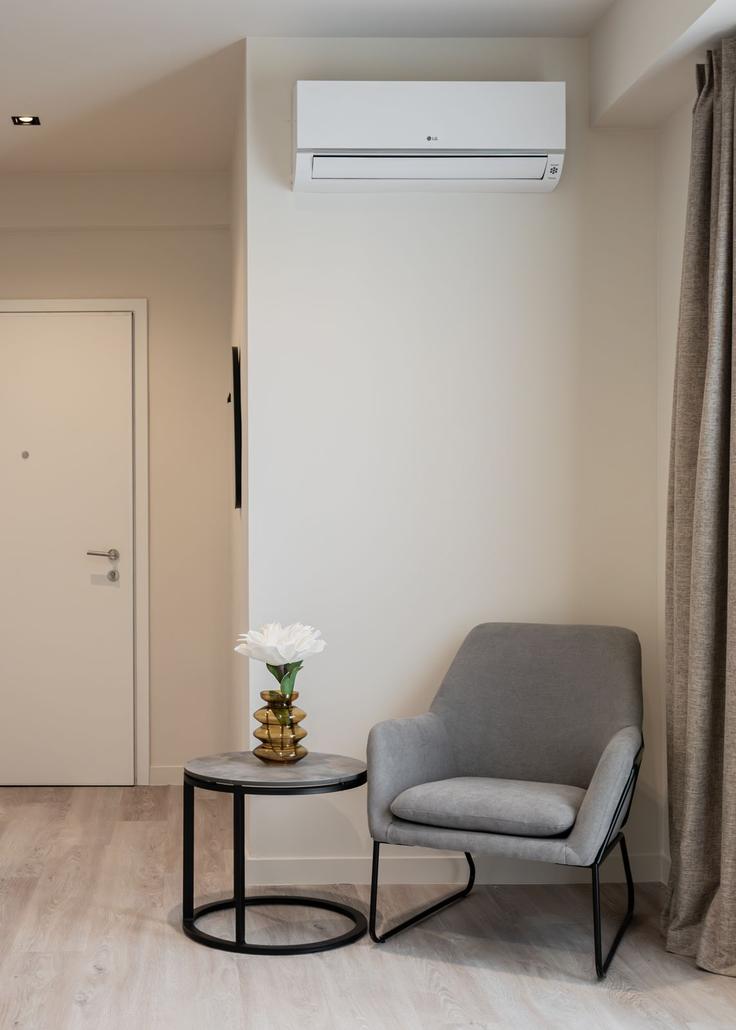 Salle de séjour élégante avec mobilier moderne dans un appartement à Building Xirogianni - zoialiving - 1299430 - ATH à Central Athens, Athens