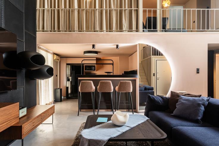 Elegant gestaltetes Wohnzimmer mit moderner Einrichtung in einer Wohnung im Building Dinokratous - zoialiving - 1038725 - ATH in Central Athens, Athens