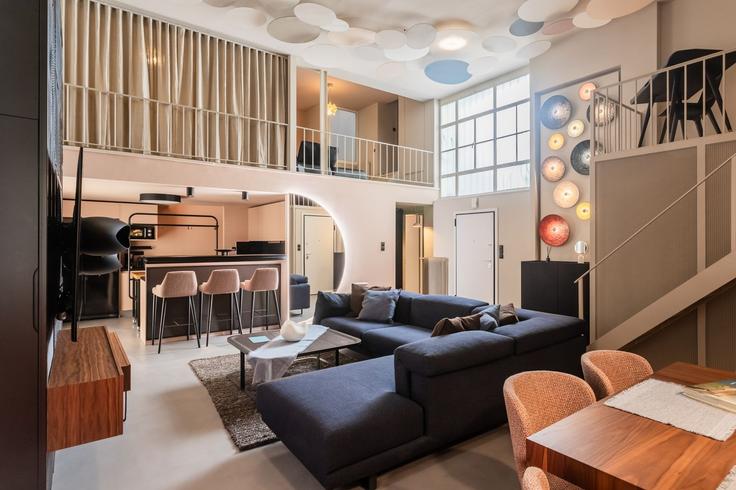 Elegante sala de estar con mobiliario moderno en un apartamento en Building Dinokratous - zoialiving - 1038725 - ATH en Central Athens, Athens