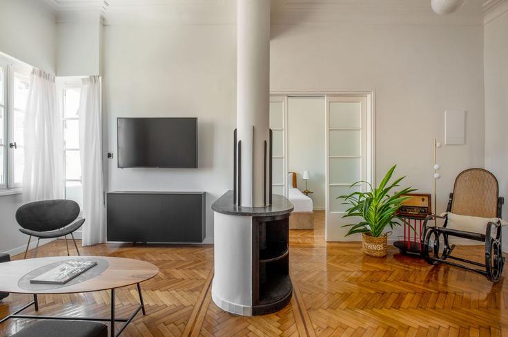 Salle de séjour élégante avec mobilier moderne dans un appartement à Building Metsovou - zoialiving - 1038746 - ATH à Athina, Kentrikos Tomeas Athinon