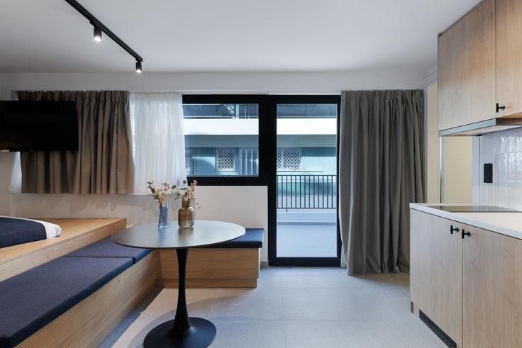 Central Athens, Athens에 위치한 Building Charitos - zoialiving - 1299507 - ATH 유닛의 세련된 인테리어가 돋보이는 거실 Central Athens, Athens에 위치한 Building Charitos - zoialiving - 1299507 - ATH 유닛의 세련된 인테리어가 돋보이는 거실