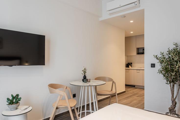 Elegant gestaltetes Wohnzimmer mit moderner Einrichtung in einer Wohnung im Building Kleomenous - zoialiving - 1299440 - ATH in Central Athens, Athens